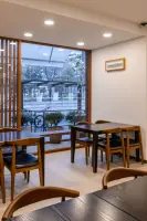 통창 뷰와 원목 가구가 어우러진 한식당 홀